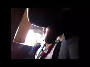 वह सोफे और एक थरथाने ...