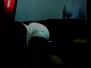 लड़की एक पेड़ के नीच ...