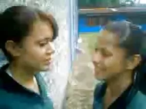 महिलाएं प्लेटों पर ल ...