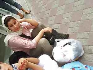 पार्क में एक बेंच फु ...