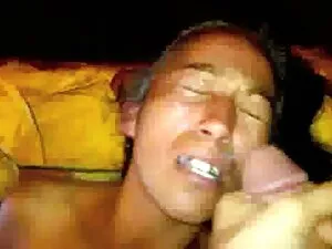 आधा नग्न लड़की जिमना ...